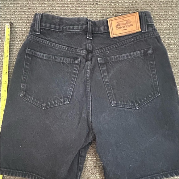 Vintage Calvin Klein Women's Black Denim Shorts Size 8 - Picture 2 of 6